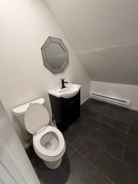 Bathroom - 10 Rowe St