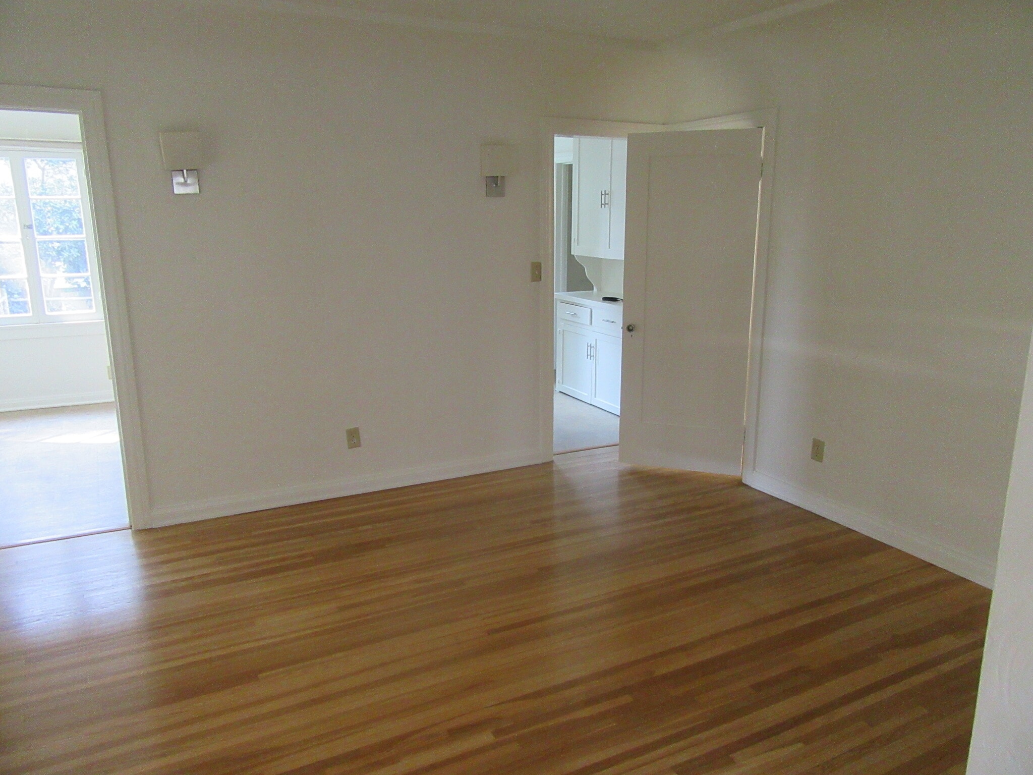 master bedroom, adjoining bath - 905 Coronado Dr
