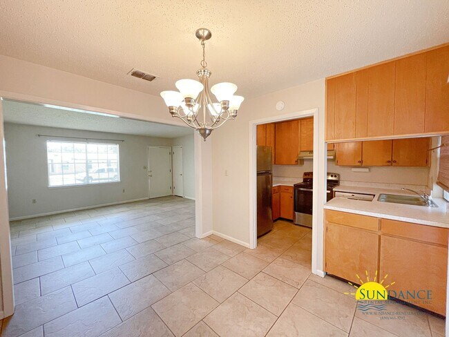 Building Photo - 11 Oak Ln