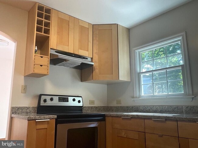 Building Photo - 6327 Joslyn Pl