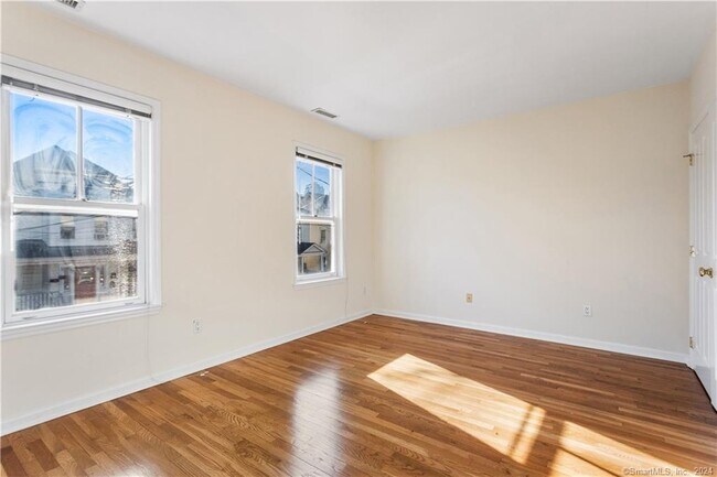 Building Photo - 13 Dolsen Pl