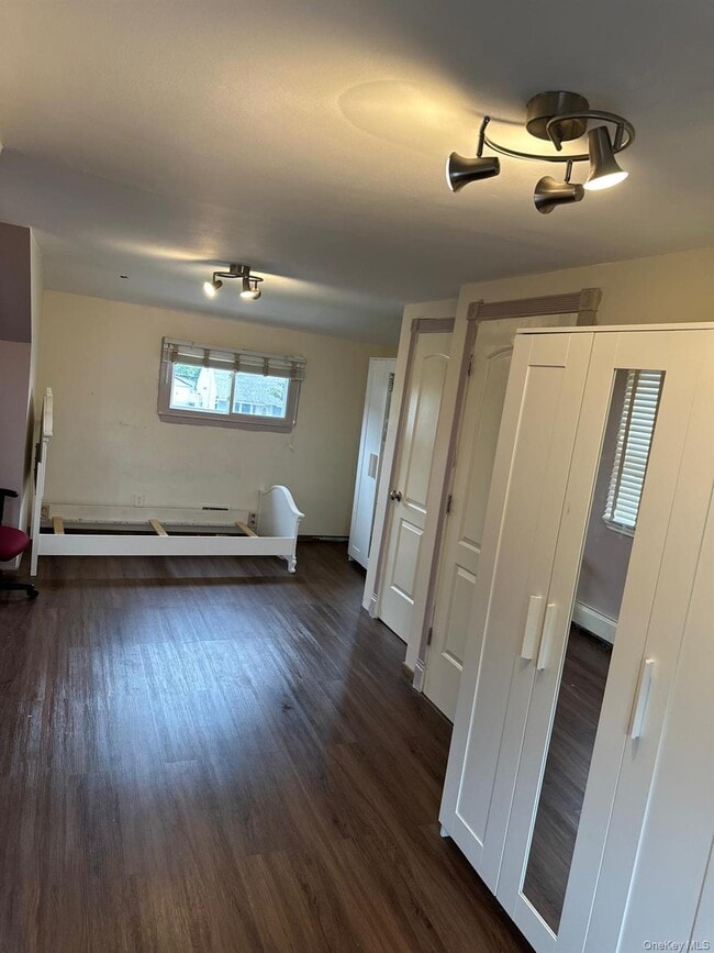 Building Photo - 899 Bowling Green Dr