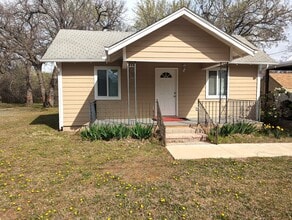 Building Photo - AVAILABLE NOW - $300 OFF 1ST FULL MONTH Modern Remodeled 3BR Home with Bonus Loft & Spacious Livi...