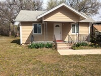 Building Photo - AVAILABLE NOW - $300 OFF 1ST FULL MONTH Modern Remodeled 3BR Home with Bonus Loft & Spacious Livi...