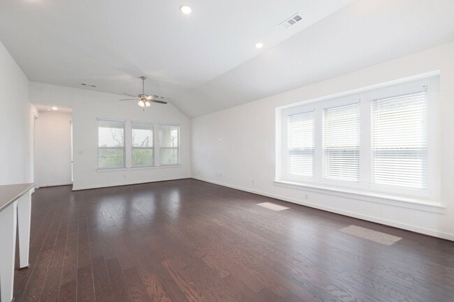 Building Photo - 124 Rosebush Dr