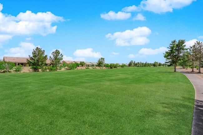 Building Photo - Huge 2 bedroom, 2 bath house with a Den on...