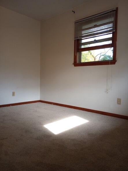 Smaller bedroom - 1107 W Maple Ave S