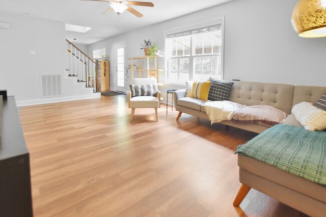Building Photo - Pet Friendly Three Bedroom!