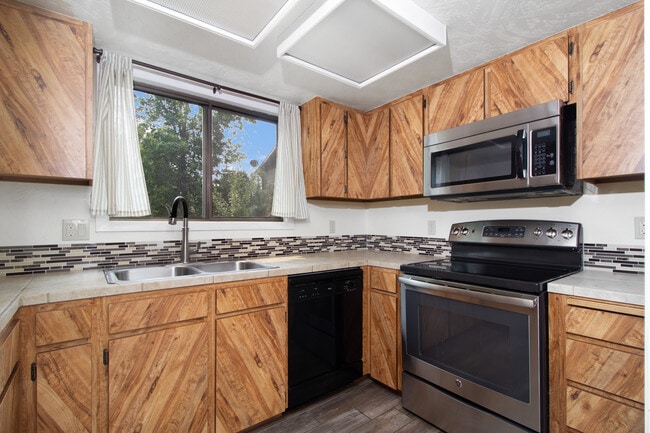 Building Photo - 850 Shenandoah Dr