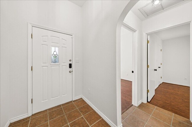 Building Photo - 3810 Los Arroyos Dr