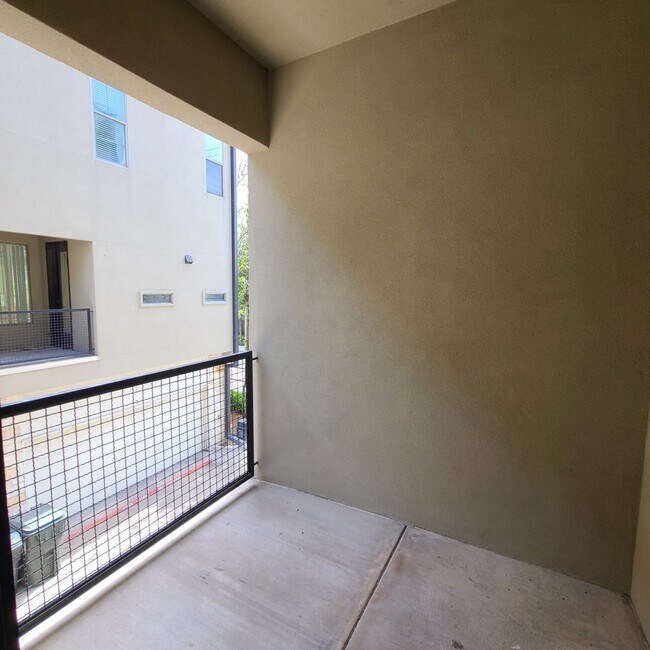Building Photo - Spacious 3-Story Townhouse With Rooftop De...