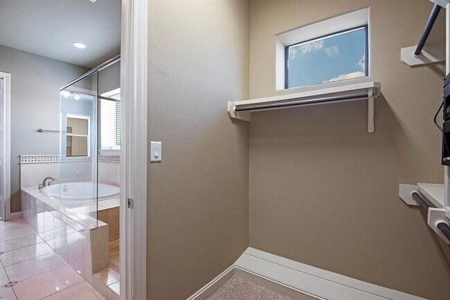 Building Photo - 9948 Woodwind Ln