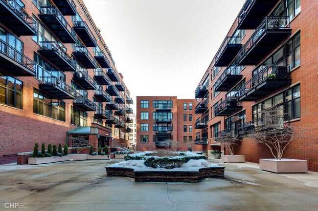 Building Photo - 333 W Hubbard St