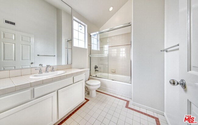 Building Photo - 2333 Oak St