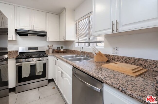 Building Photo - 525 N Orange Dr