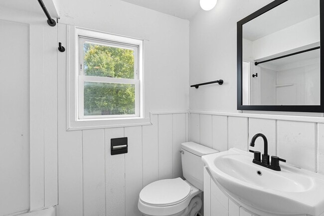 Building Photo - NEW LISTING! 2 BEDROOM HOME
