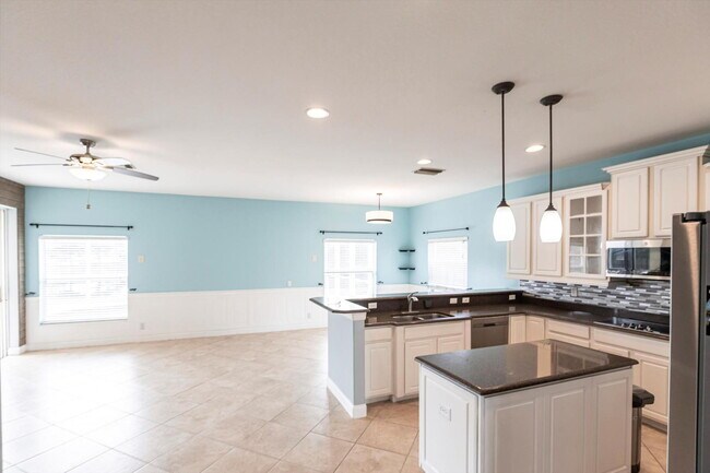 Building Photo - Rare 5 Bedroom Pool Home in Gated Community