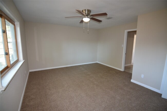 Building Photo - 906 Arrow Lake Dr