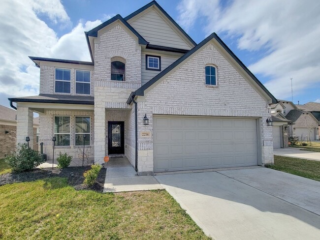 Building Photo - Live comfortably in this stunning Lake Rid...