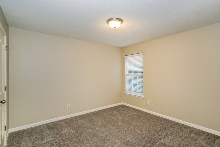 Building Photo - 712 Holland Ridge Dr