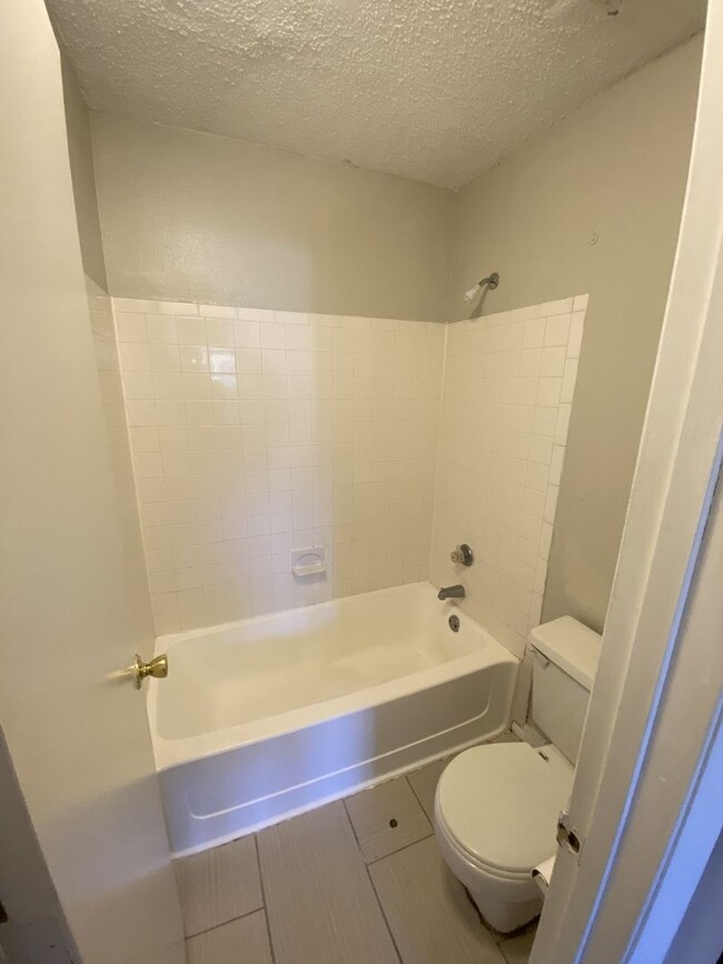 Building Photo - 1 Bedroom/1 bathroom 1st Floor condo with ...