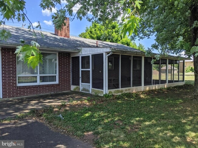 Building Photo - 1995 PA-212