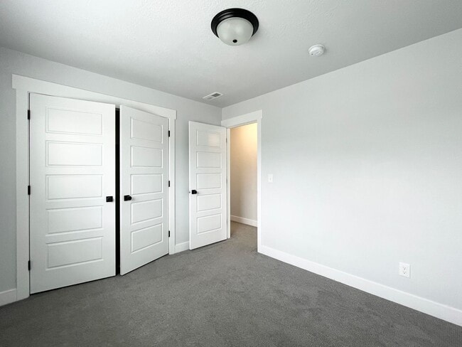 Building Photo - Awesome Corner Townhome at Mountain Ridge!