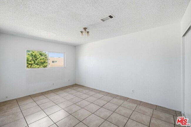 Building Photo - 518 E Ave Q4