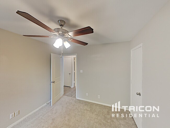 Building Photo - 901 Loganwood Dr