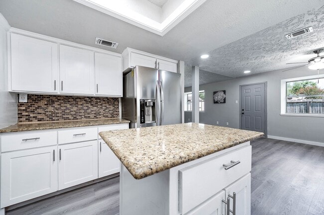 Building Photo - 8434 Quailcrest Dr