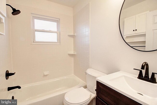 Building Photo - 915 Shawnee Dr