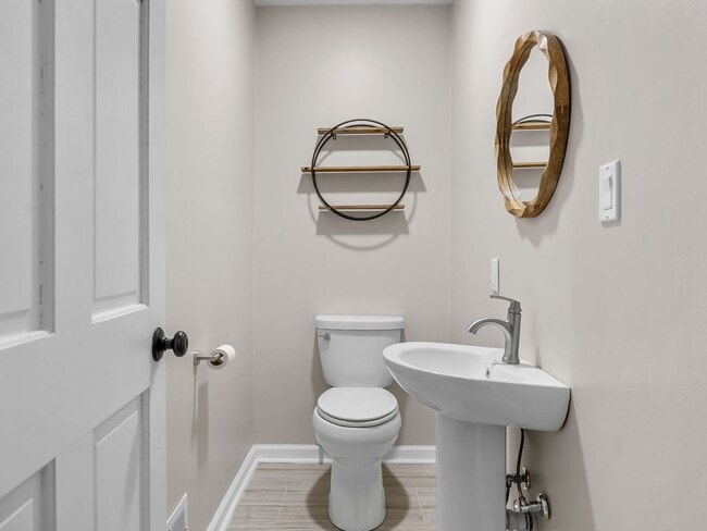 Building Photo - Luxury Living Awaits in this 6 Bedroom, 5 Bathroom Home – Elegant Comfort in a Prime Location