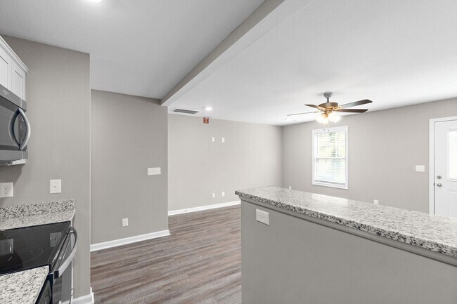 Building Photo - Two Bedroom with Garage on Exit 11!