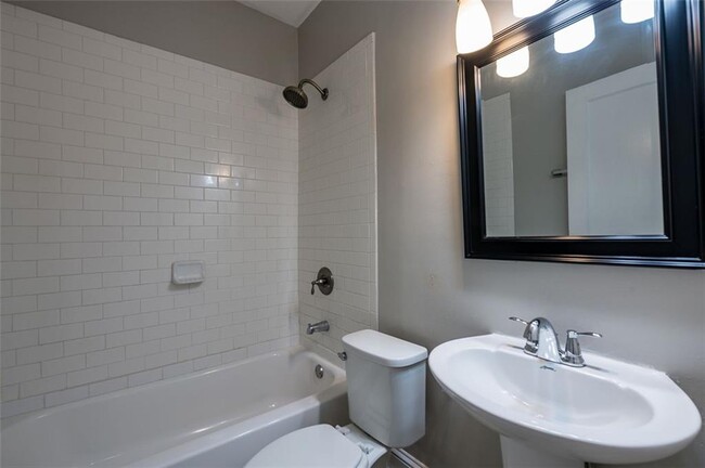 Building Photo - 1095 Deckner Ave SW