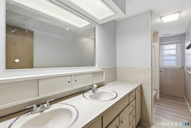 Building Photo - 44 E Cedar St