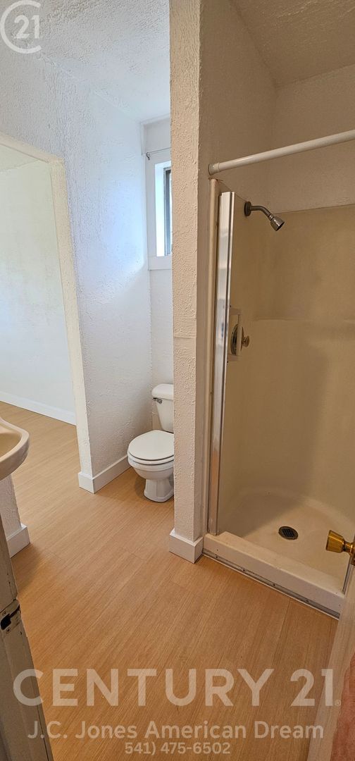 Building Photo - Charming Home Close to Downtown Grants Pass