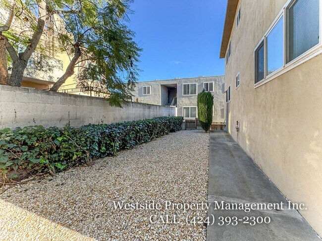 Building Photo - 425 E Tamarack Ave