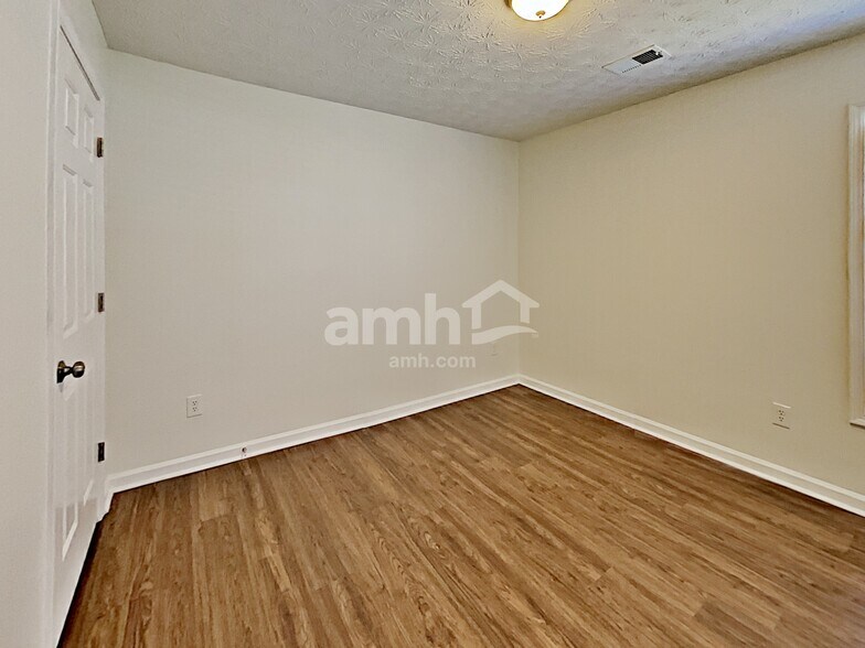 Building Photo - 18 Ludwick Ln