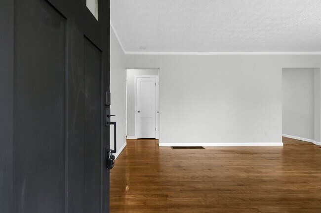 Building Photo - Charming Three-Bedroom Home in the Heart of Columbus!