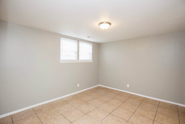 Building Photo - SPLIT LEVEL HOME FOR RENT!