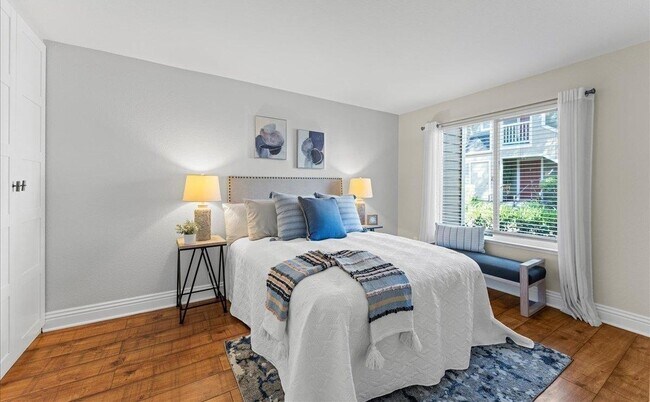 Building Photo - 120 Reflections Dr