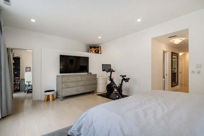 Building Photo - 501 N Kingsbury St