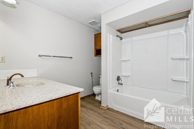 Building Photo - Spacious 3 Bedroom off of North Rock!