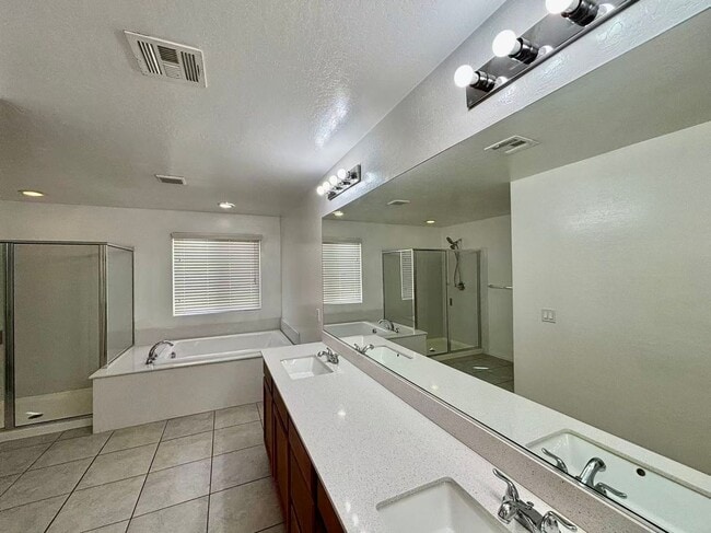 Building Photo - Nice two-story single-family home