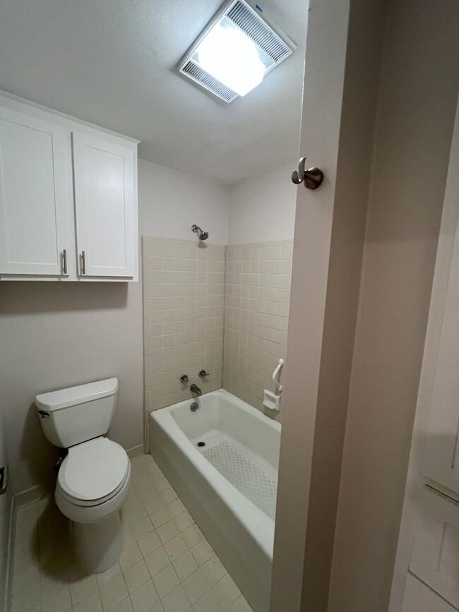 Building Photo - 4 bedroom, 3 bathroom townhouse located in...