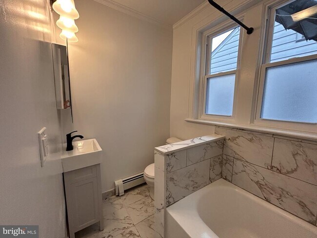 Building Photo - 1067 S Clinton Ave