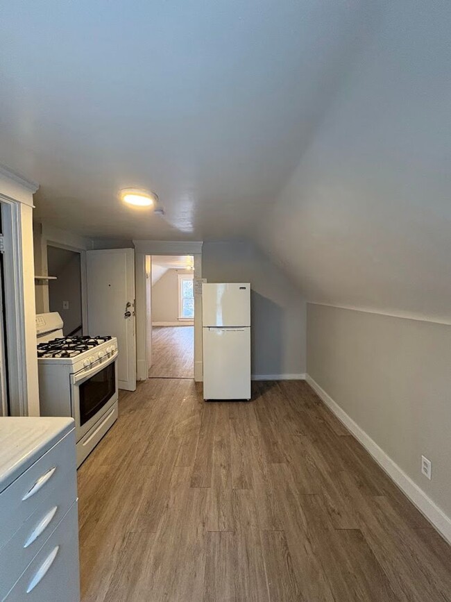 Building Photo - 96 Hall St