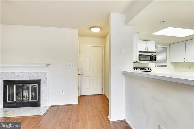 Building Photo - 925 Hillside Lake Terrace