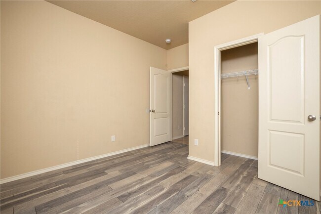 Building Photo - 433 Stonebrook Dr