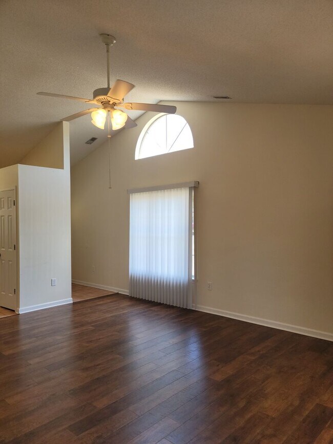 Building Photo - Beachside Living in Surfside – 3BR/2BA Cor...